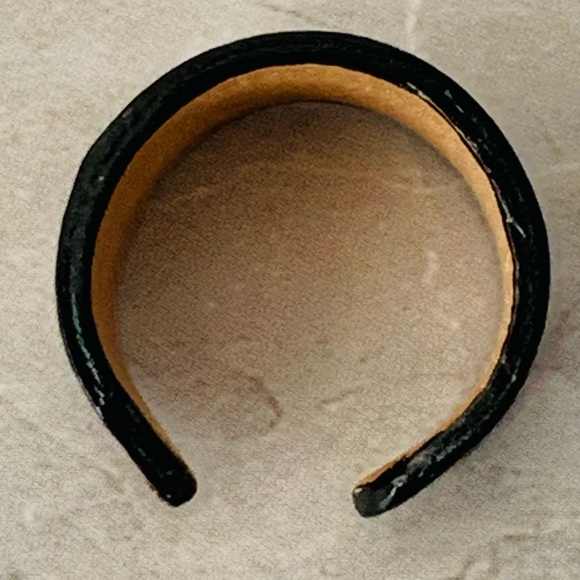 Hand Crafted Zigzag Black and Tan Leather Ring - Picture 5 of 6